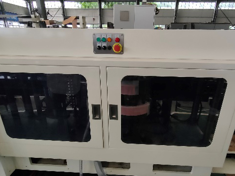 Unidade de fechamento de fundo e colagem