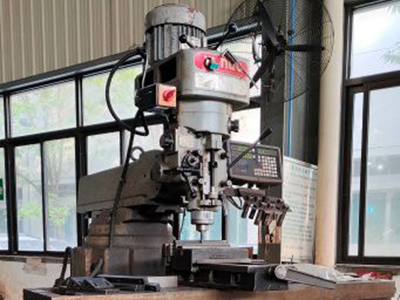 Fresadora versátil com balancim para fresagem de componentes