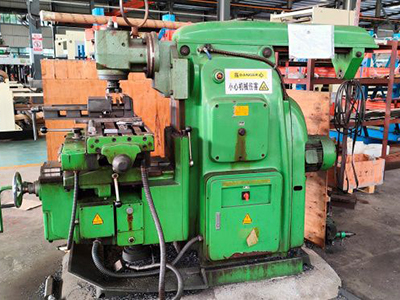 Furadeira de coluna com balancim para perfuração