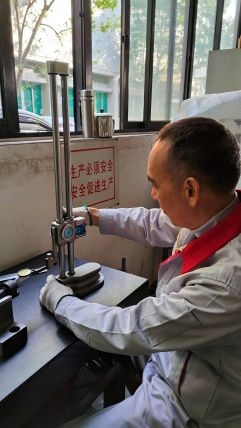 O medidor de altura é usado para medir o tamanho dos componentes com precisão.