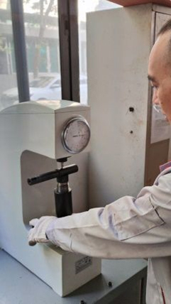 O testador de dureza Rockwell é aplicado para verificar se os componentes atingem o padrão de dureza.